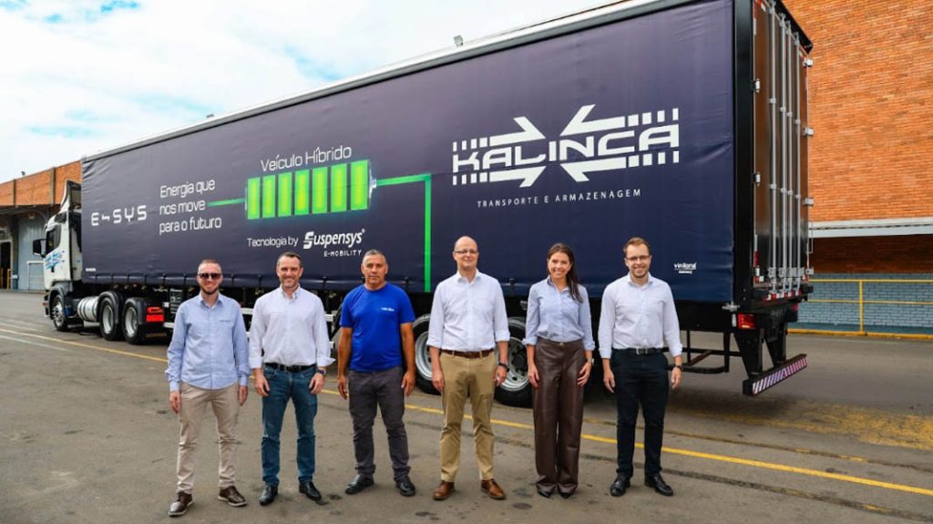 Direção Kalinca Logística em evento da chegada do veículo híbrido à frota Kalinca